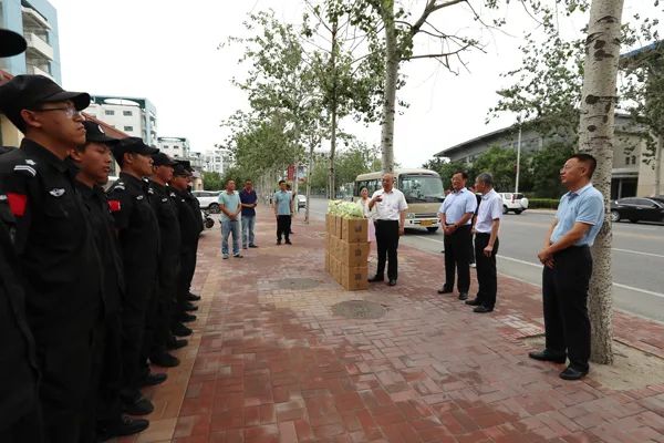 校領(lǐng)導(dǎo)看望慰問暑期堅(jiān)守工作崗位的教職員工