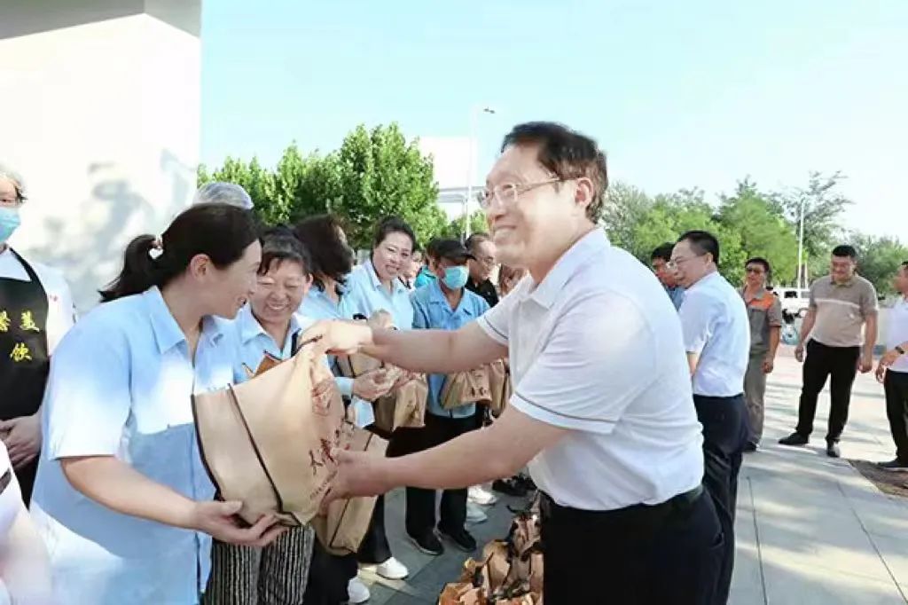 校領(lǐng)導(dǎo)看望慰問暑期堅守工作崗位的教職工