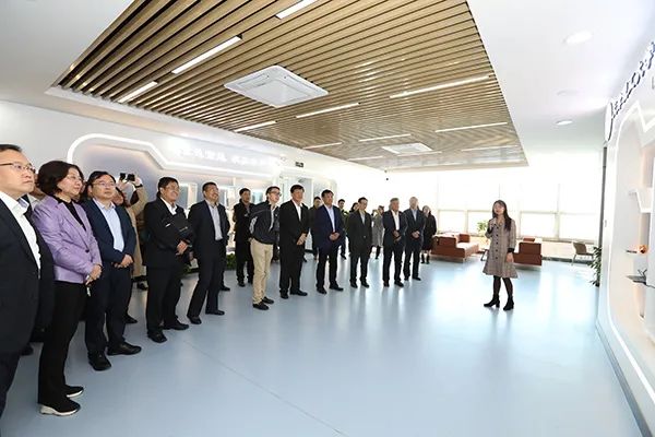 奧克集團來校調(diào)研座談