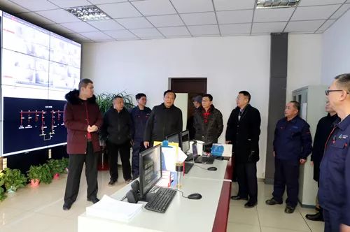 校領(lǐng)導(dǎo)除夕看望慰問堅守崗位教職員工