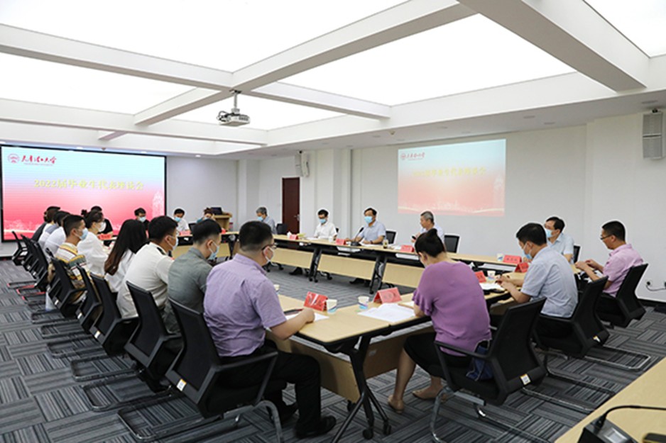 校領(lǐng)導(dǎo)與2022屆畢業(yè)生代表親切座談