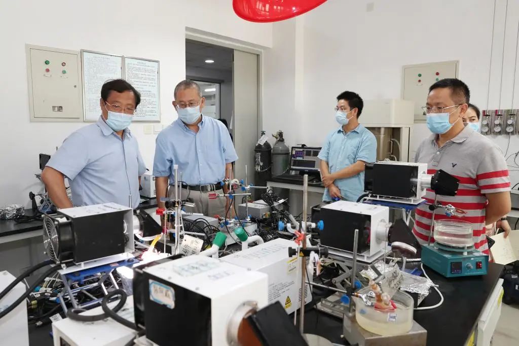 學校領(lǐng)導(dǎo)帶隊開展校園安全大檢查