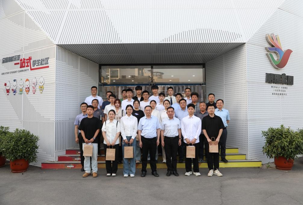 學(xué)校舉辦校領(lǐng)導(dǎo)接待日暨2025屆畢業(yè)生代表座談會