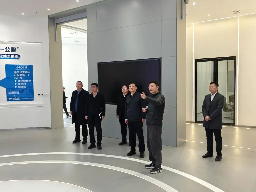 校黨委書記劉東志一行到天津大學合成生物前沿研究院參觀調研