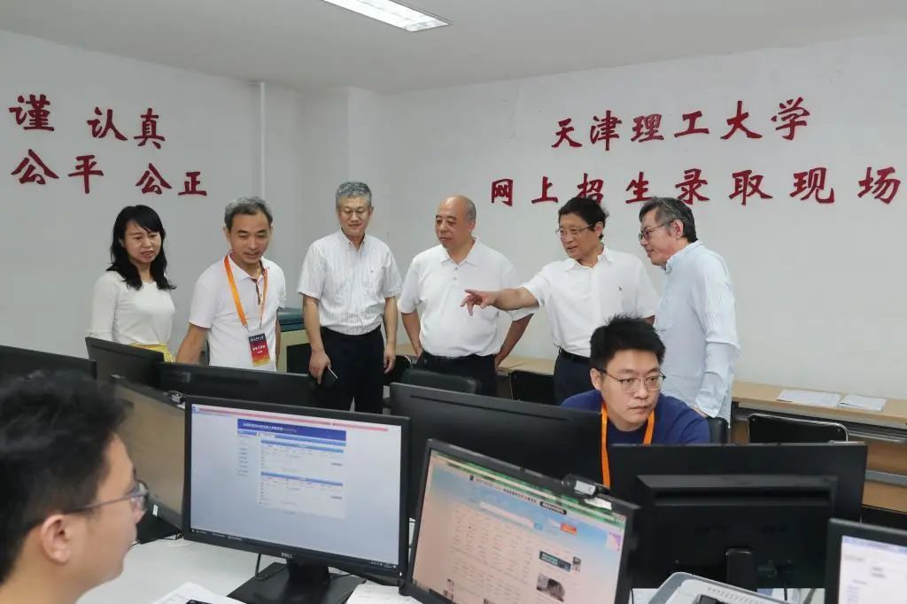 校領(lǐng)導(dǎo)看望慰問暑期堅守工作崗位的教職員工