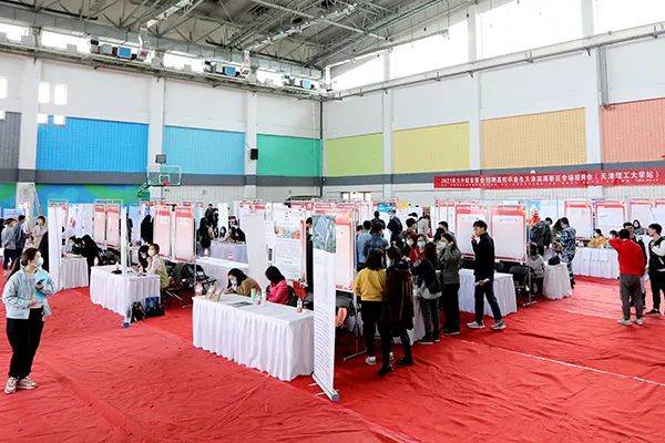 學(xué)校舉辦畢業(yè)生專(zhuān)場(chǎng)招聘會(huì)