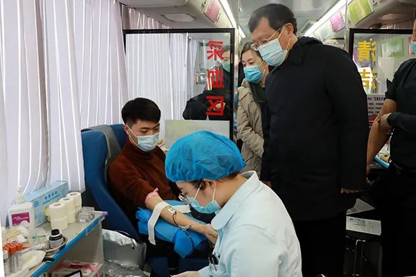 我校開展“仁愛之師，熱血奉獻”職工無償獻血活動