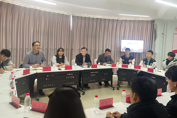 校黨委書(shū)記劉東志深入學(xué)生宿舍座談?wù){(diào)研