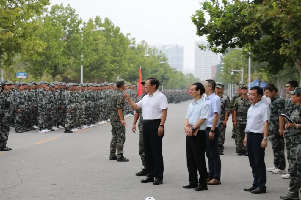 校領(lǐng)導(dǎo)視察本科生軍訓(xùn)工作并慰問軍訓(xùn)教官