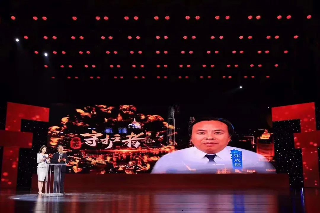 “天津最美抗疫人物”發(fā)布廳致敬最美守護者張成銀